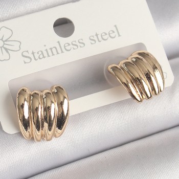 Pirinç Gold Renk İşlemeli Yarım Halka Model Kadın Küpe