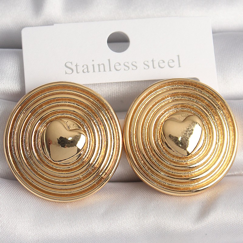 Pirinç Gold Renk Kalp İşlemeli Daire Plaka Model Kadın Küpe