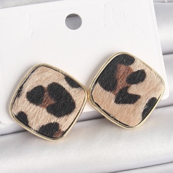 Pirinç Gold Renk Kare Leopar Model Kadın Küpe