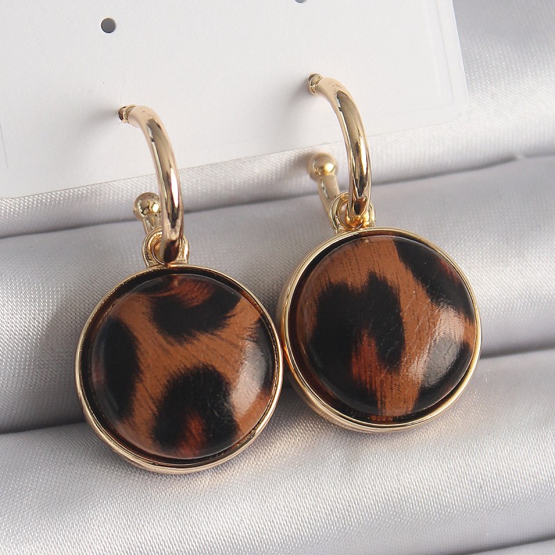 Pirinç Gold Renk Leopar Desenli Daire Model Kadın Küpe