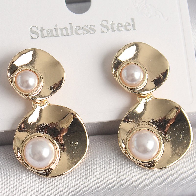 Pirinç Gold Renk Sallantı İnci Detaylı Daire Plaka Model Kadın Küpe