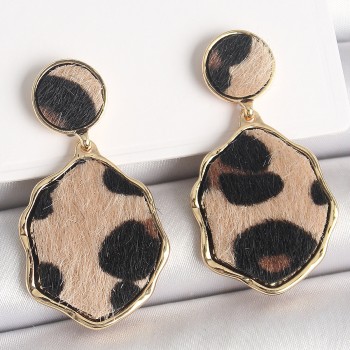 Pirinç Gold Renk Sallantı Leopar Desen Plaka Model Kadın Küpe