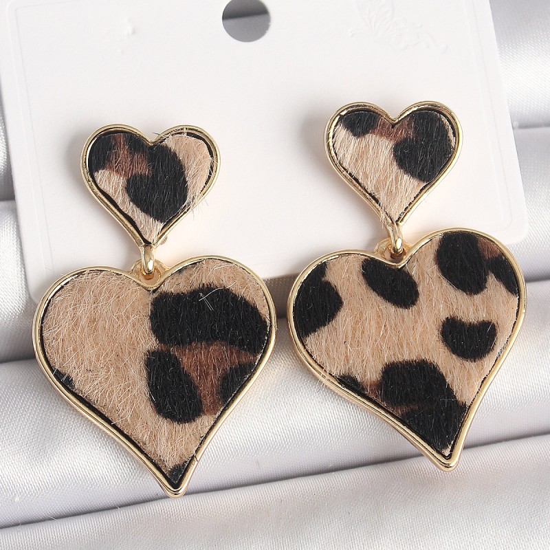 Pirinç Gold Renk Sallantı Leopar Kalp Model Kadın Küpe