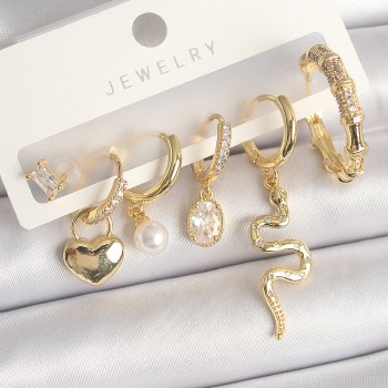 Pirinç Gold Renk Sallantı Yılan Model Zirkon Taşlı Halka Kilit Kalp Detay Kadın Küpe Seti