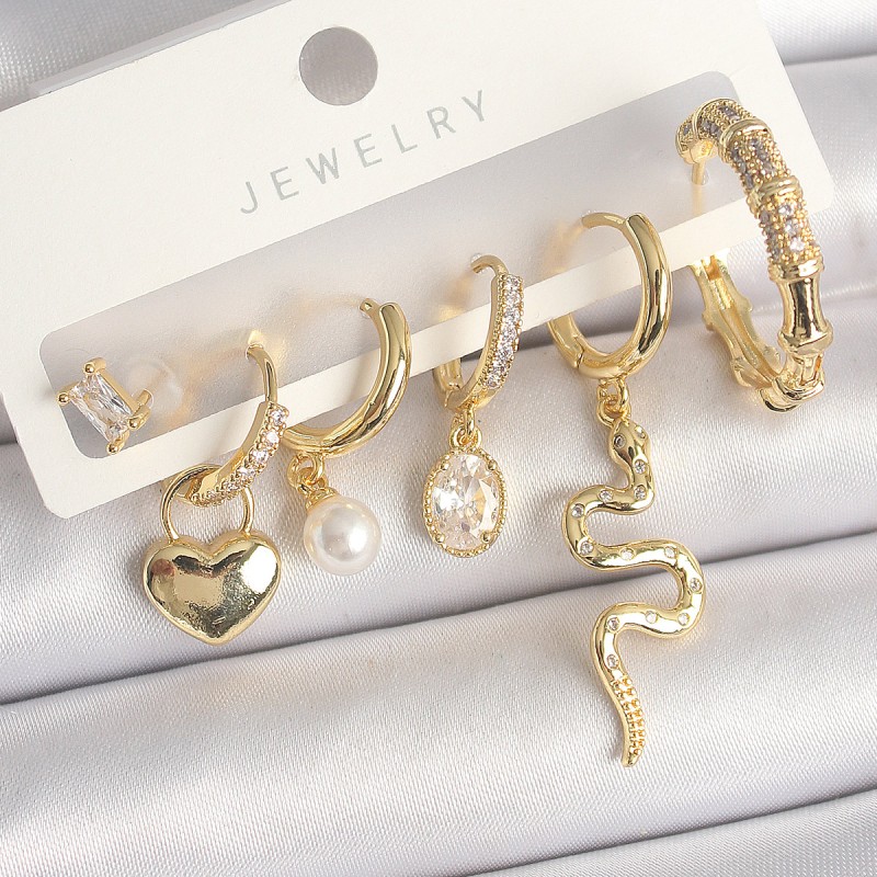 Pirinç Gold Renk Sallantı Yılan Model Zirkon Taşlı Halka Kilit Kalp Detay Kadın Küpe Seti