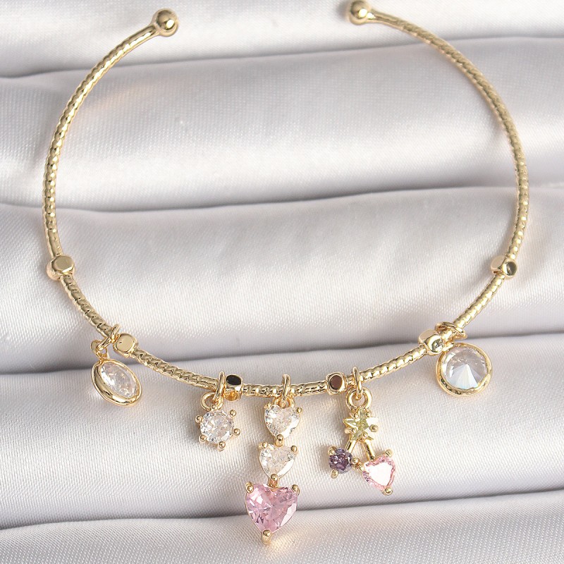 Pirinç Gold Renk Sallantı Zirkon Taşlı Kalp Figür Pembe Kalp Detay Charm Kadın Bileklik