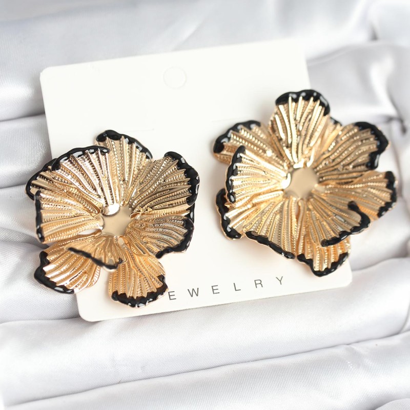 Pirinç Gold Renk Siyah Mine Detaylı Lotus Kadın Küpe