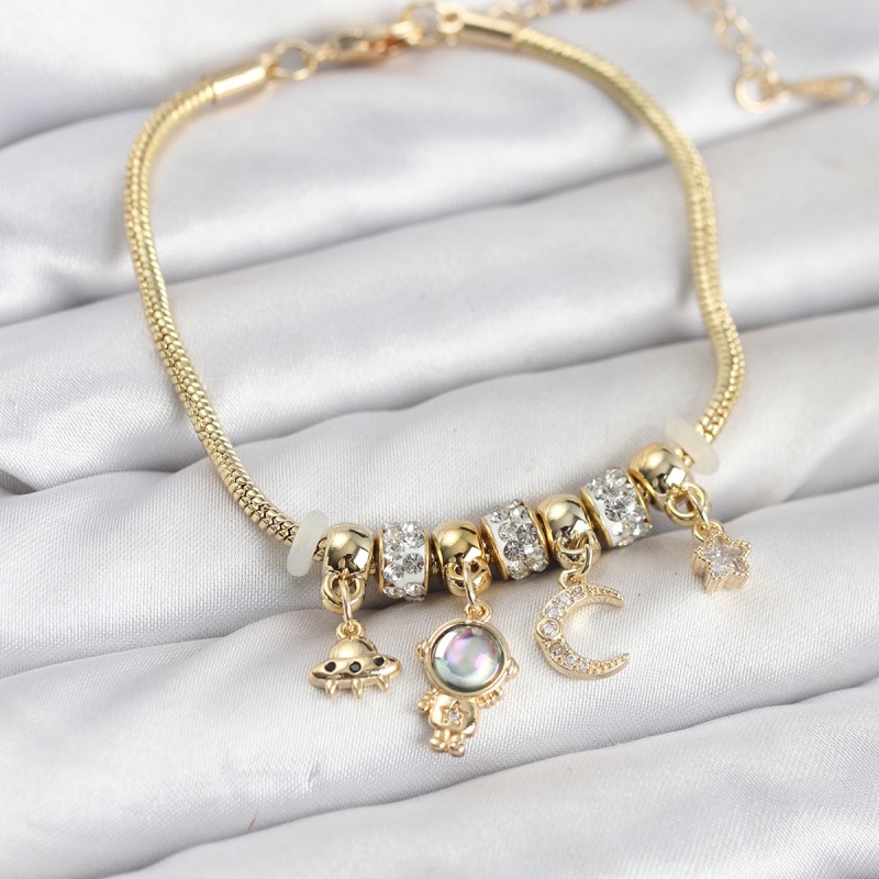 Pirinç Gold Renk Uzay Tema Charmlı Kadın Bileklik