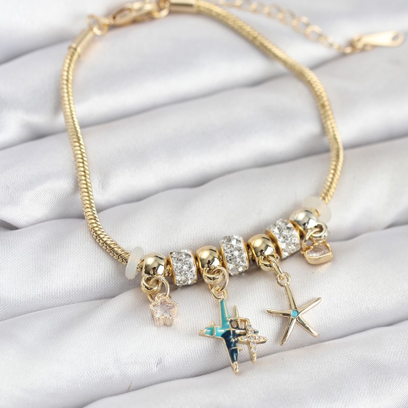 Pirinç Gold Renk Yıldız Model Charmlı Kadın Bileklik