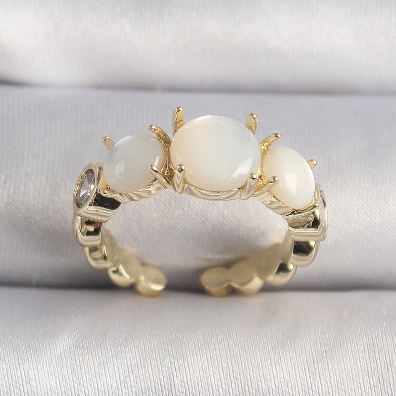 Pirinç Gold Renk Zirkon Taş Detaylı Beyaz Sedefli VIP Seri Kadın Yüzük