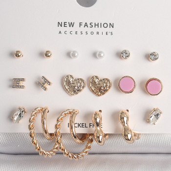 Pirinç Gold Renk Zirkon Taşlı Burug Halka Model İşlemeli Kalp Detay 9 Çift Kadın Küpe Seti