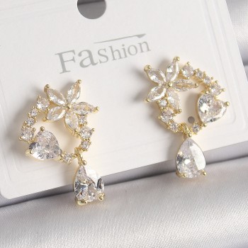 Pirinç Gold Renk Zirkon Taşlı Çiçek Model Sallantı Damla Detay Kadın Küpe