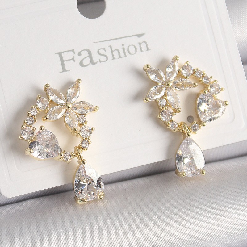 Pirinç Gold Renk Zirkon Taşlı Çiçek Model Sallantı Damla Detay Kadın Küpe