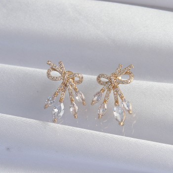 Pirinç Gold Renk Zirkon Taşlı Fiyonk Küpe