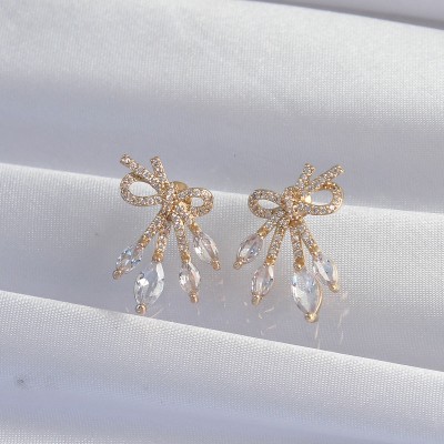 Pirinç Gold Renk Zirkon Taşlı Fiyonk Küpe