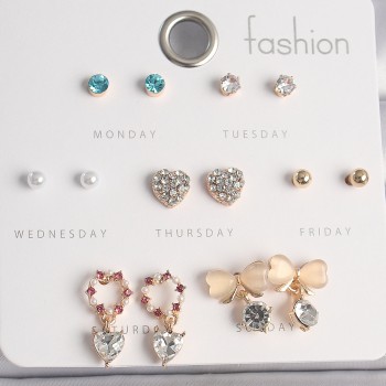 Pirinç Gold Renk Zirkon Taşlı Kalp Beyaz Mineli Fiyonk Figür 7 Çift Kadın Küpe Seti