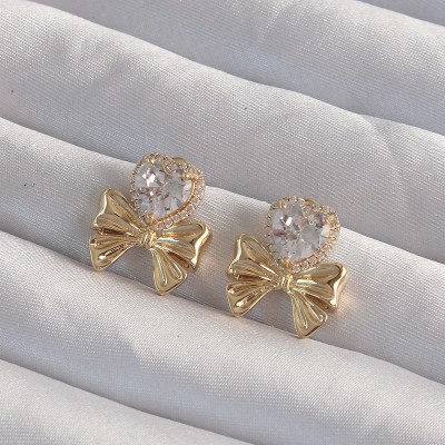 Pirinç Gold Renk Zirkon Taşlı Kalp Model Fiyonk Küpe