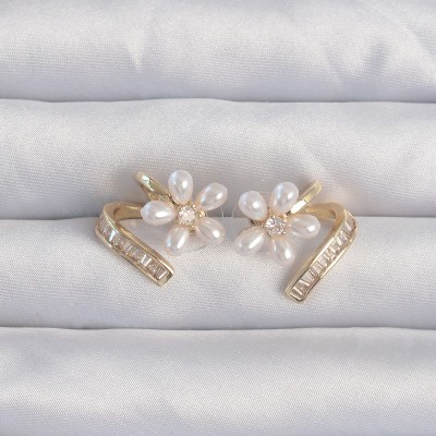 Pirinç Gold Renk Zirkon Taşlı Kıvrımlı İnci Çiçek Küpe