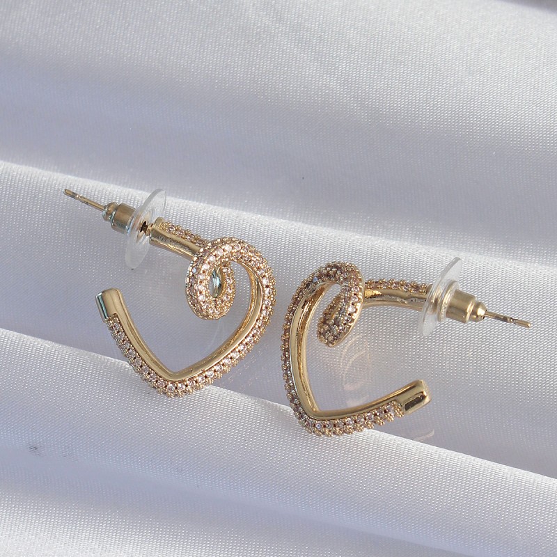 Pirinç Gold Renk Zirkon Taşlı Kıvrımlı Yarım Kalp Küpe