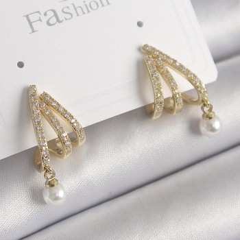 Pirinç Gold Renk Zirkon Taşlı Pençe Model İnci Detay Kadın Küpe