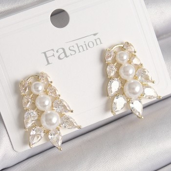 Pirinç Gold Renk Zirkon Taşlı Yaprak Model İnci Detay Kadın Küpe