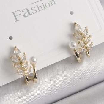 Pirinç Gold Renk Zirkon Taşlı Yaprak Model İnci Detay Küpe