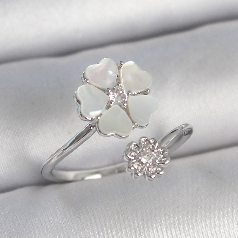 Pirinç Gümüş Renk Beyaz Mineli Çiçek Model Zirkon Taş Detay Kadın Yüzük