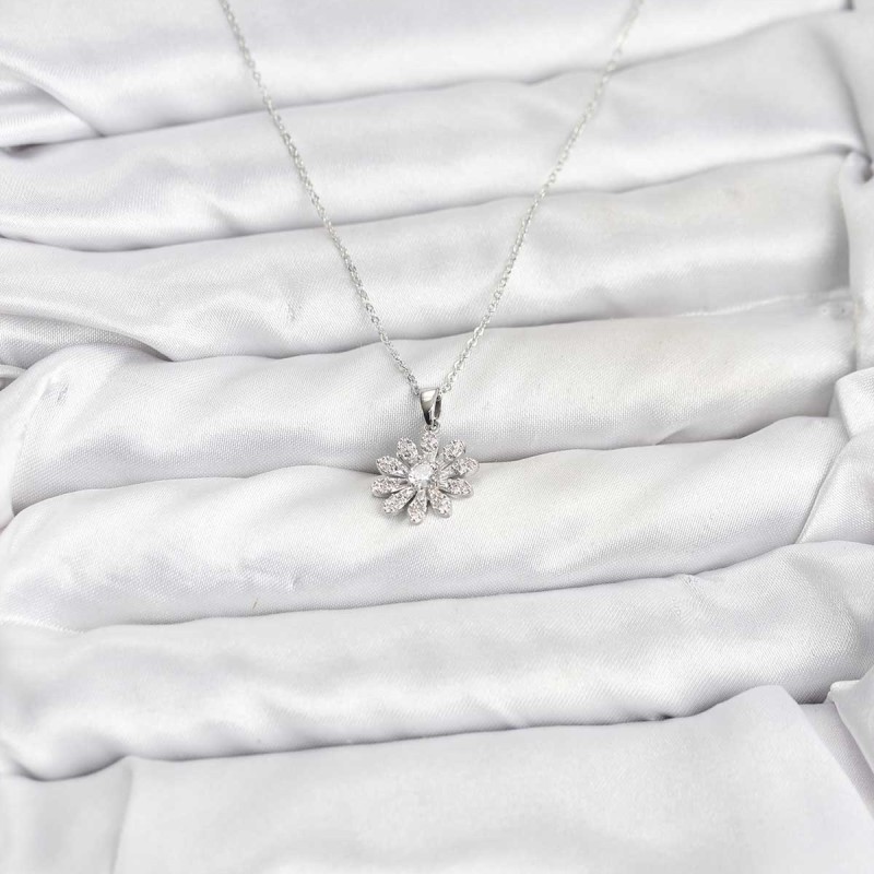 Pirinç Gümüş Renk Çiçek Model Kadın Kolye