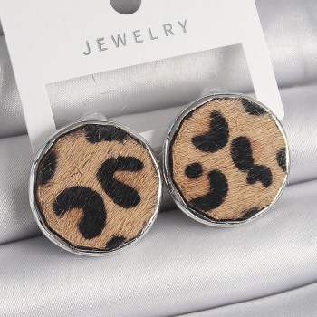 Pirinç Gümüş Renk Daire Plaka Model Leopar Desenli Kadın Küpe