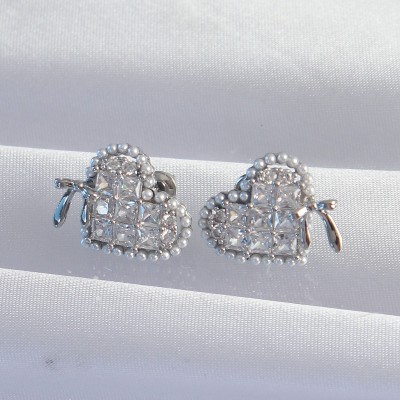 Pirinç Gümüş Renk Fiyonk Detay İncili Zirkon Taşlı Kalp Küpe