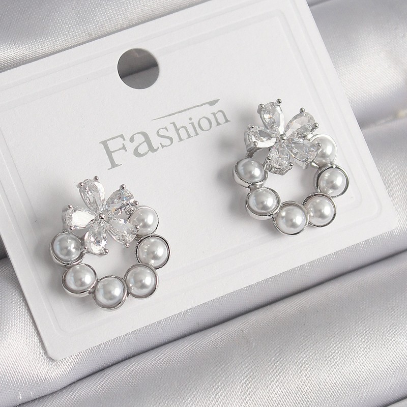 Pirinç Gümüş Renk İncili Halka Model Zirkon Taşlı Çiçek Detay Kadın Küpe