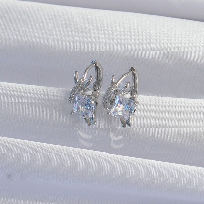 Pirinç Gümüş Renk İri Zirkon Taşlı Kıvrımlı Minimal Kelebekli Halka Küpe