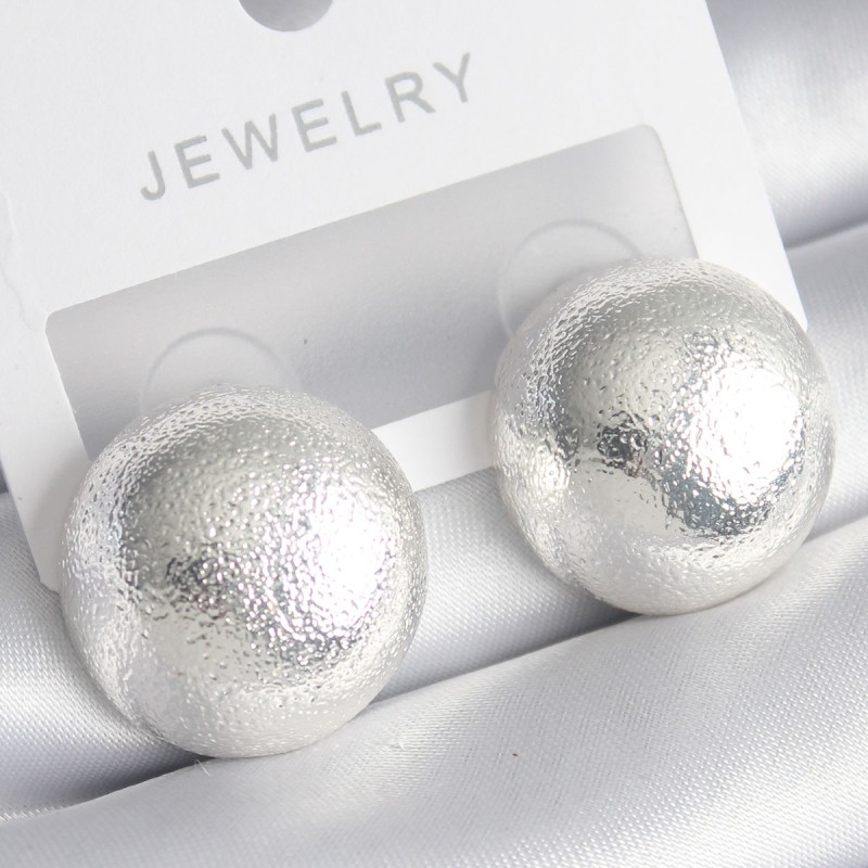 Pirinç Gümüş Renk İşleme Detay Top Model Kadın Küpe