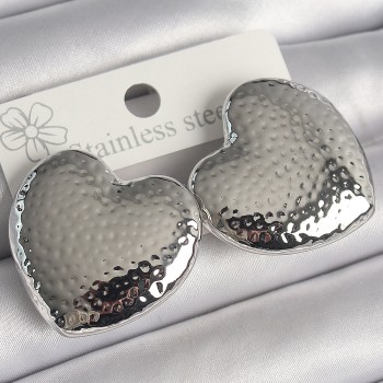 Pirinç Gümüş Renk İşleme Detaylı Kalp Model Kadın Küpe