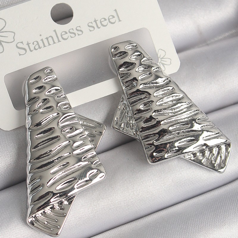 Pirinç Gümüş Renk İşleme Detaylı Katlanmış Kare Plaka Model Kadın Küpe