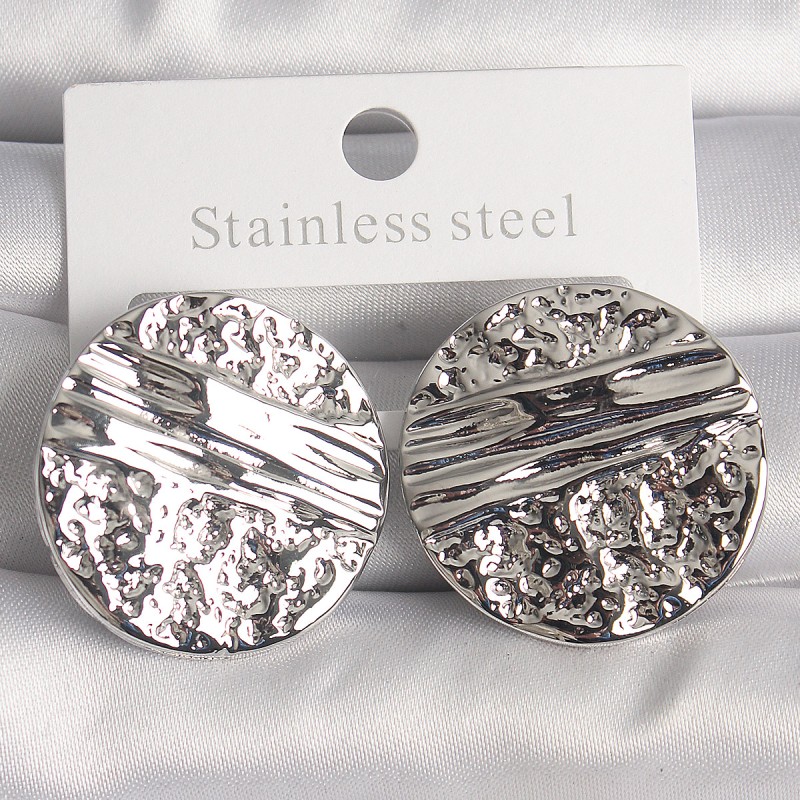 Pirinç Gümüş Renk İşlemeli Daire Plaka Model Kadın Küpe