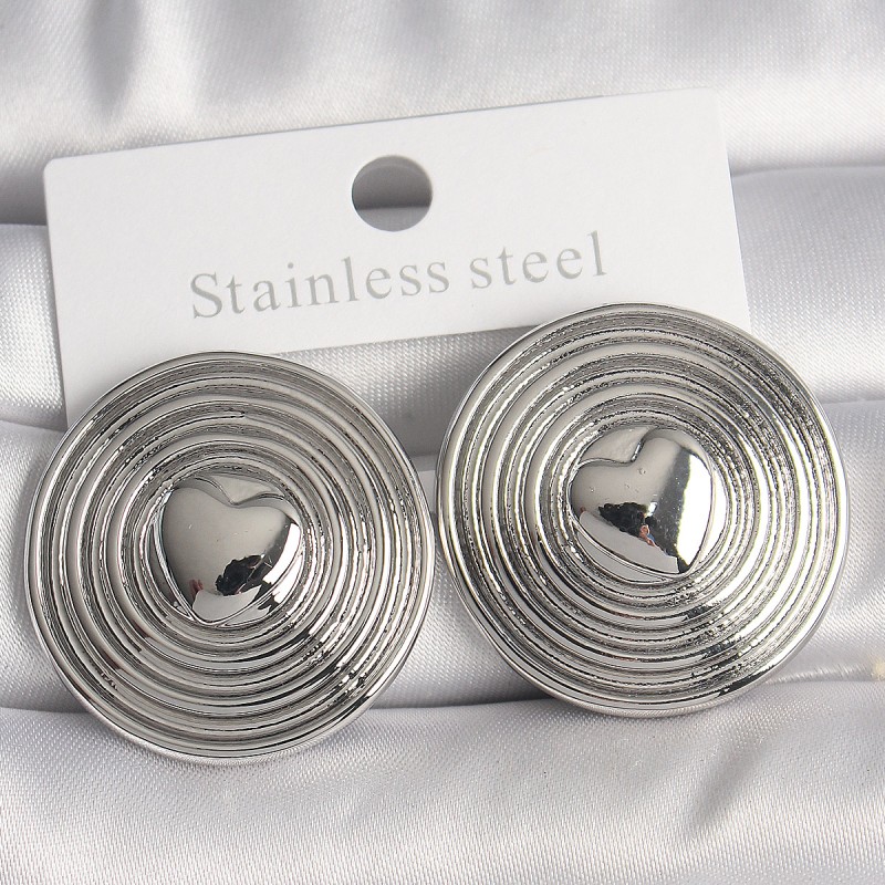 Pirinç Gümüş Renk Kalp İşlemeli Daire Plaka Model Kadın Küpe