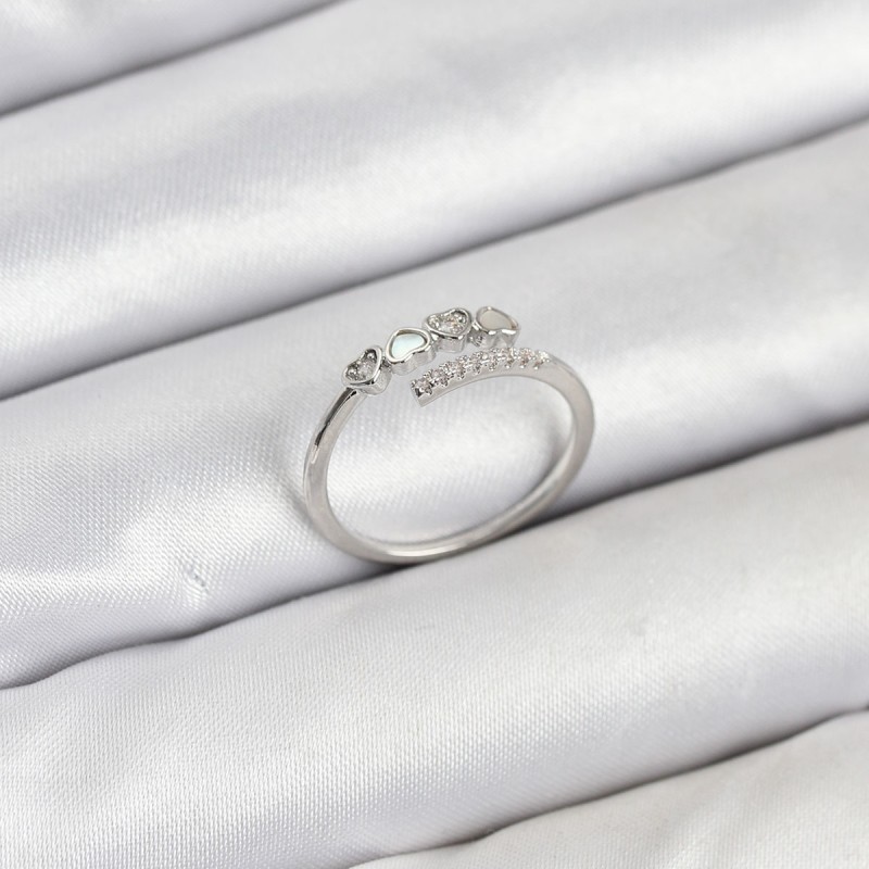 Pirinç Gümüş Renk Kalpli Detaylı Zirkon Taşlı Kadın Yüzük