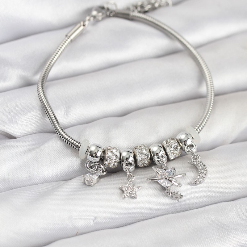 Pirinç Gümüş Renk Kalpli Model Charmlı Kadın Bileklik