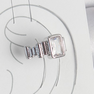 Pirinç Gümüş Renk Kare Zirkon Taşlı Kadın Kıkırdak Model Küpe