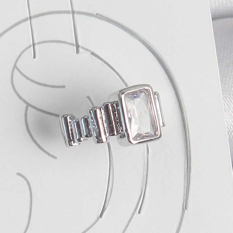 Pirinç Gümüş Renk Kare Zirkon Taşlı Kadın Kıkırdak Model Küpe