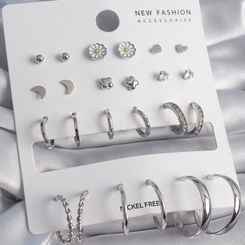 Pirinç Gümüş Renk Papatya Detaylı 12 Çift Kadın Küpe Seti