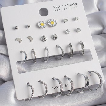 Pirinç Gümüş Renk Papatya Detaylı 12 Çiftli Kadın Küpe Seti