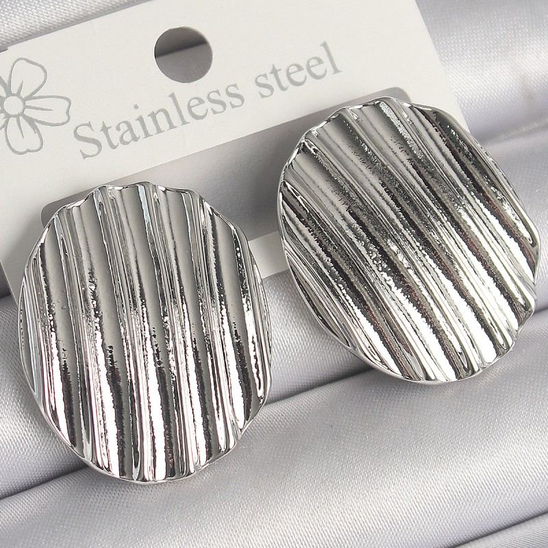 Pirinç Gümüş Renk Sallantı İşlemeli Daire Plaka Model Kadın Küpe