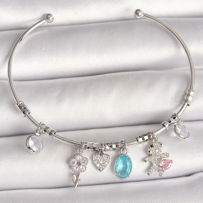 Pirinç Gümüş Renk Sallantı Zirkon Taşlı Ayıcık Figür Çiçek Detay Charm Kadın Bileklik