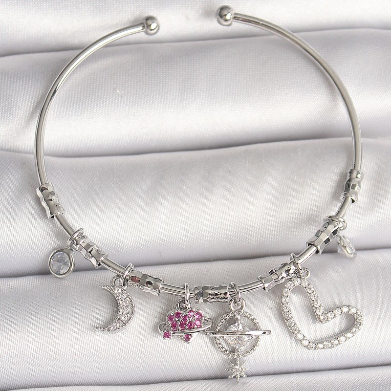 Pirinç Gümüş Renk Sallantı Zirkon Taşlı Gezegen Figür Kalp Detay Charm Kadın Bileklik