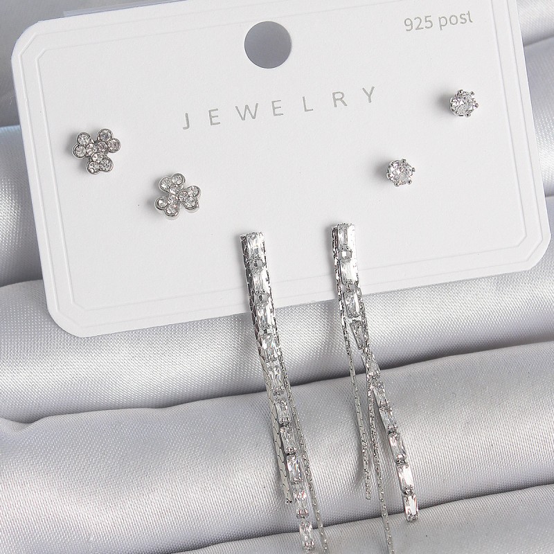 Pirinç Gümüş Renk Su Yolu Zirkon Taşlı Sallantı Model Çiçek Detay 925 Ayar Gümüş Çivi Kadın Küpe Seti