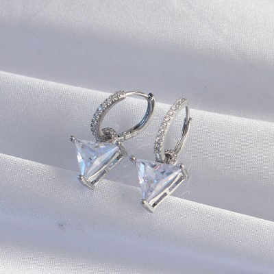 Pirinç Gümüş Renk Üçgen Zirkon Taşlı Sallantılı Halka Küpe