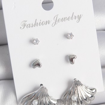 Pirinç Gümüş Renk Zirkon Taş Detaylı İnci Detaylı Deniz Kabuğu Model 3 Çift Kadın Küpe