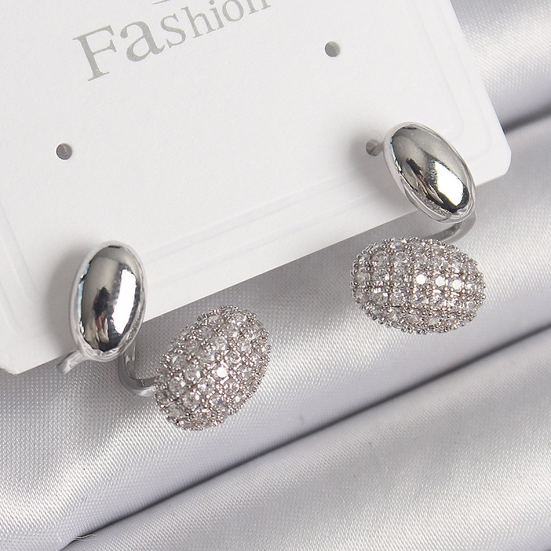 Pirinç Gümüş Renk Zirkon Taşlı Bombeli Model Kadın Küpe